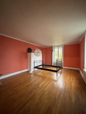 CHATILLON sur Seine : maison R+2 centre ville de 280 m² construction de 1950 avec terrain de 520m² et garages. Châtillon-sur-Seine (21400)