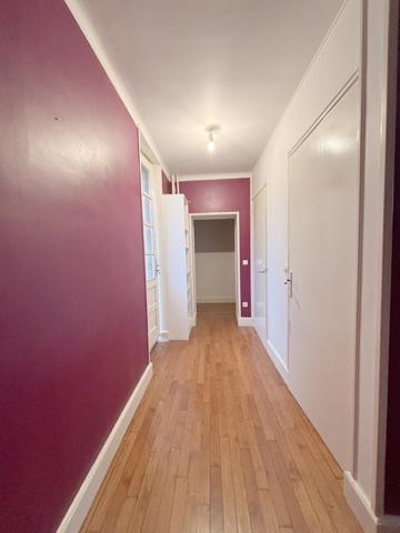 CHATILLON sur Seine : maison R+2 centre ville de 280 m² construction de 1950 avec terrain de 520m² et garages. Châtillon-sur-Seine (21400)