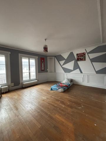 CHATILLON sur Seine : maison R+2 centre ville de 280 m² construction de 1950 avec terrain de 520m² et garages. Châtillon-sur-Seine (21400)