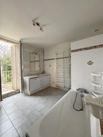 CHATILLON sur Seine : maison R+2 centre ville de 280 m² construction de 1950 avec terrain de 520m² et garages. Châtillon-sur-Seine (21400)