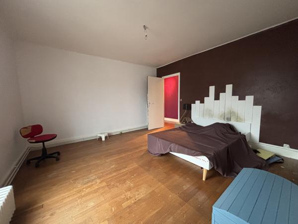 CHATILLON sur Seine : maison R+2 centre ville de 280 m² construction de 1950 avec terrain de 520m² et garages. Châtillon-sur-Seine (21400)