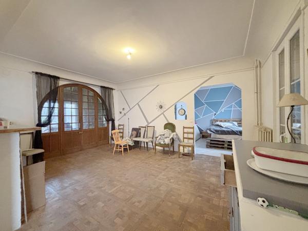 CHATILLON sur Seine : maison R+2 centre ville de 280 m² construction de 1950 avec terrain de 520m² et garages. Châtillon-sur-Seine (21400)