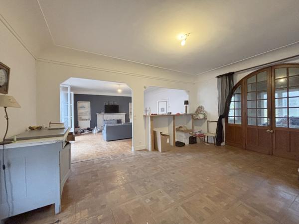 CHATILLON sur Seine : maison R+2 centre ville de 280 m² construction de 1950 avec terrain de 520m² et garages. Châtillon-sur-Seine (21400)