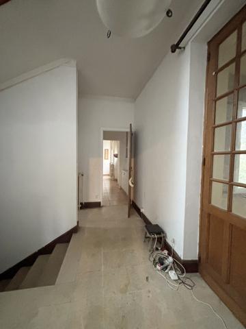 CHATILLON sur Seine : maison R+2 centre ville de 280 m² construction de 1950 avec terrain de 520m² et garages. Châtillon-sur-Seine (21400)