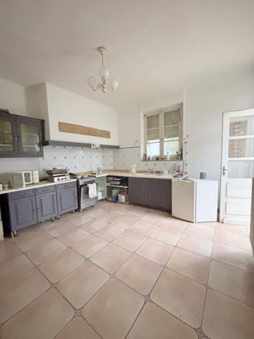 CHATILLON sur Seine : maison R+2 centre ville de 280 m² construction de 1950 avec terrain de 520m² et garages. Châtillon-sur-Seine (21400)