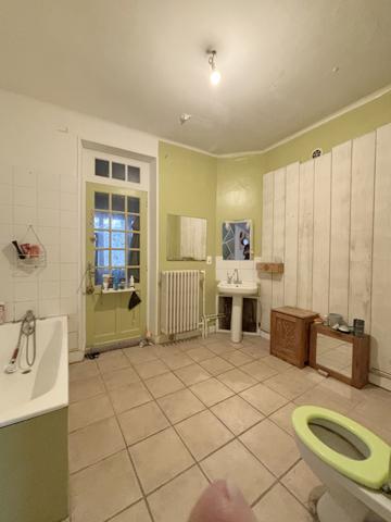 CHATILLON sur Seine : maison R+2 centre ville de 280 m² construction de 1950 avec terrain de 520m² et garages. Châtillon-sur-Seine (21400)