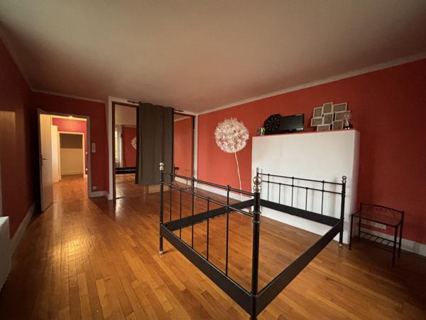 CHATILLON sur Seine : maison R+2 centre ville de 280 m² construction de 1950 avec terrain de 520m² et garages. Châtillon-sur-Seine (21400)