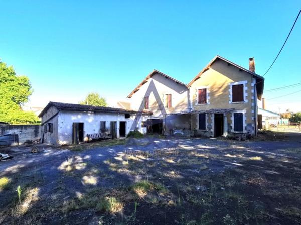 Immeuble avec entrepôt et dépendances à rénover au centre de Mussidan