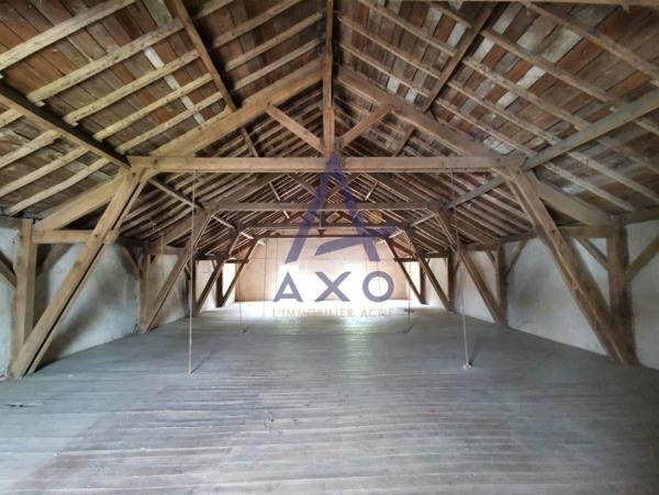 Immeuble avec entrepôt et dépendances à rénover au centre de Mussidan