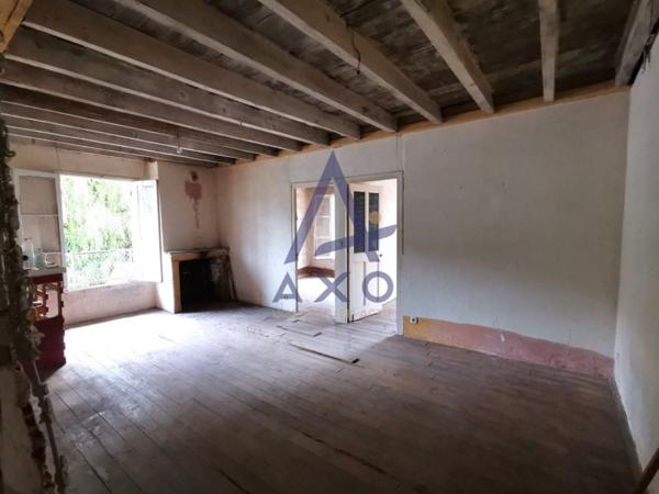 Immeuble avec entrepôt et dépendances à rénover au centre de Mussidan