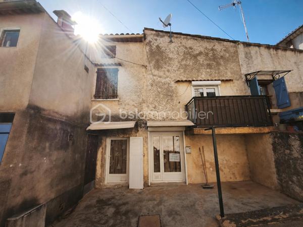 Au cœur du village de Montagnac-Montpezat, dans les Alpes-de-Haute-Provence, cette jolie maison de village offre une belle surface habitable de 67 m², complétée par des combles aménageables de 14 m² et une charmante cave voûtée de 8 m2.

Description
La maison présente une belle surface avec un réel potentiel d'aménagement. Les combles offrent une superficie supplémentaire de 14 m² exploitables, tandis que la cave voûtée apporte ce cachet typique des maisons provençales. 

La configuration des lieux offre également la possibilité de diviser le bien en deux appartements indépendants.

Idéalement située à proximité des lacs, des Gorges du Verdon et du plateau de Valensole,  cette maison peut être utilisée, aussi bien en résidence principale qu'en investissement locatif dans un secteur touristique très prisé. Diagnostics réalisés le 25 mars 2026.