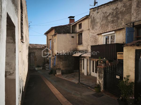 Au cœur du village de Montagnac-Montpezat, dans les Alpes-de-Haute-Provence, cette jolie maison de village offre une belle surface habitable de 67 m², complétée par des combles aménageables de 14 m² et une charmante cave voûtée de 8 m2.

Description
La maison présente une belle surface avec un réel potentiel d'aménagement. Les combles offrent une superficie supplémentaire de 14 m² exploitables, tandis que la cave voûtée apporte ce cachet typique des maisons provençales. 

La configuration des lieux offre également la possibilité de diviser le bien en deux appartements indépendants.

Idéalement située à proximité des lacs, des Gorges du Verdon et du plateau de Valensole,  cette maison peut être utilisée, aussi bien en résidence principale qu'en investissement locatif dans un secteur touristique très prisé. Diagnostics réalisés le 25 mars 2026.