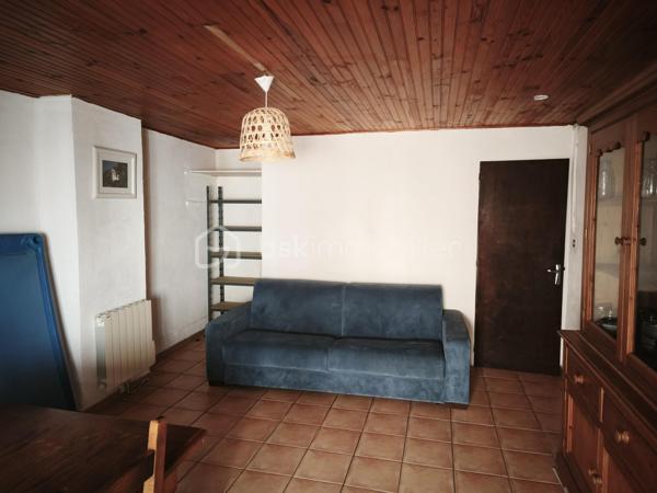 Au cœur du village de Montagnac-Montpezat, dans les Alpes-de-Haute-Provence, cette jolie maison de village offre une belle surface habitable de 67 m², complétée par des combles aménageables de 14 m² et une charmante cave voûtée de 8 m2.

Description
La maison présente une belle surface avec un réel potentiel d'aménagement. Les combles offrent une superficie supplémentaire de 14 m² exploitables, tandis que la cave voûtée apporte ce cachet typique des maisons provençales. 

La configuration des lieux offre également la possibilité de diviser le bien en deux appartements indépendants.

Idéalement située à proximité des lacs, des Gorges du Verdon et du plateau de Valensole,  cette maison peut être utilisée, aussi bien en résidence principale qu'en investissement locatif dans un secteur touristique très prisé. Diagnostics réalisés le 25 mars 2026.