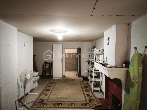 Au cœur du village de Montagnac-Montpezat, dans les Alpes-de-Haute-Provence, cette jolie maison de village offre une belle surface habitable de 67 m², complétée par des combles aménageables de 14 m² et une charmante cave voûtée de 8 m2.

Description
La maison présente une belle surface avec un réel potentiel d'aménagement. Les combles offrent une superficie supplémentaire de 14 m² exploitables, tandis que la cave voûtée apporte ce cachet typique des maisons provençales. 

La configuration des lieux offre également la possibilité de diviser le bien en deux appartements indépendants.

Idéalement située à proximité des lacs, des Gorges du Verdon et du plateau de Valensole,  cette maison peut être utilisée, aussi bien en résidence principale qu'en investissement locatif dans un secteur touristique très prisé. Diagnostics réalisés le 25 mars 2026.