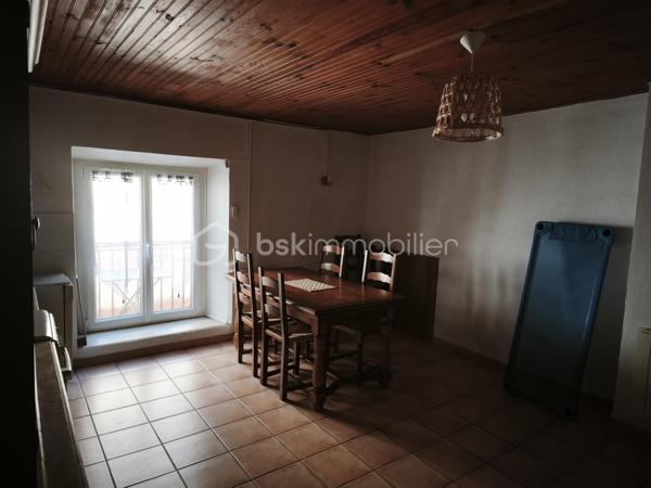 Au cœur du village de Montagnac-Montpezat, dans les Alpes-de-Haute-Provence, cette jolie maison de village offre une belle surface habitable de 67 m², complétée par des combles aménageables de 14 m² et une charmante cave voûtée de 8 m2.

Description
La maison présente une belle surface avec un réel potentiel d'aménagement. Les combles offrent une superficie supplémentaire de 14 m² exploitables, tandis que la cave voûtée apporte ce cachet typique des maisons provençales. 

La configuration des lieux offre également la possibilité de diviser le bien en deux appartements indépendants.

Idéalement située à proximité des lacs, des Gorges du Verdon et du plateau de Valensole,  cette maison peut être utilisée, aussi bien en résidence principale qu'en investissement locatif dans un secteur touristique très prisé. Diagnostics réalisés le 25 mars 2026.