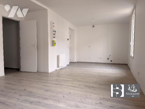 Duplex 63 m², 2 chambres, rénové, hyper centre Meaux, proche gare et commerces.