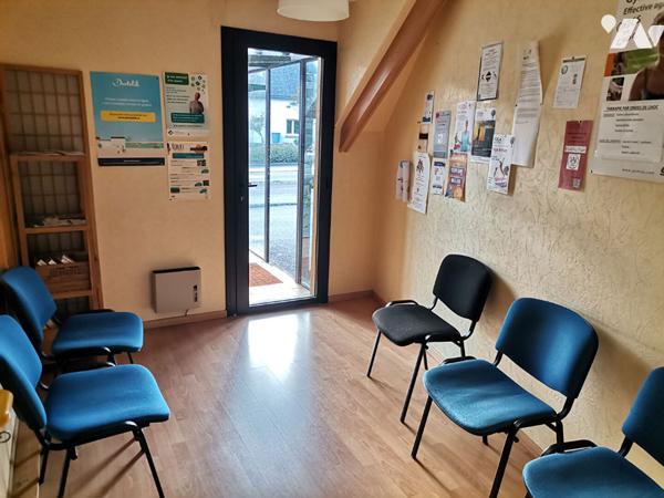 MONTFORT SUR MEU - Local d'activités de 215 m² avec 10 stationnements privatifs.