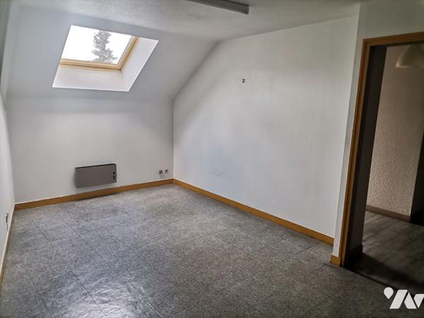 MONTFORT SUR MEU - Local d'activités de 215 m² avec 10 stationnements privatifs.