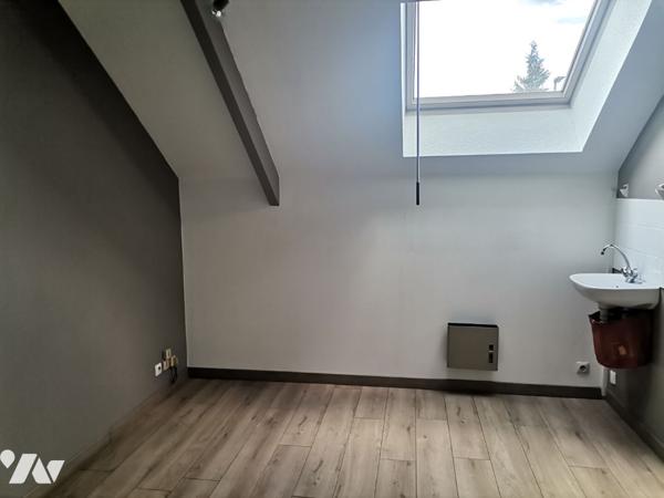 MONTFORT SUR MEU - Local d'activités de 215 m² avec 10 stationnements privatifs.