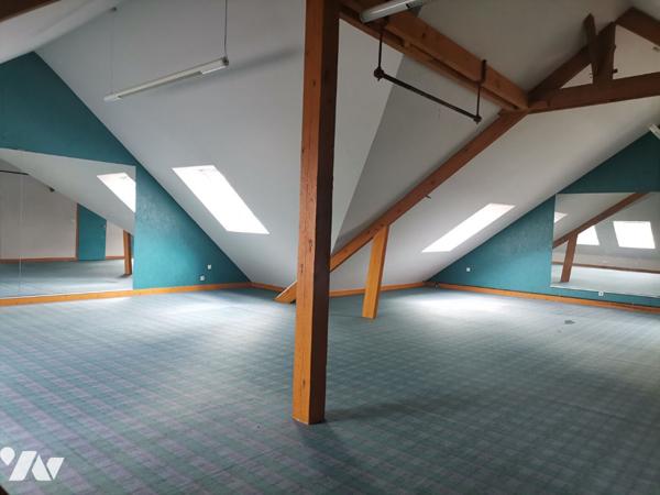 MONTFORT SUR MEU - Local d'activités de 215 m² avec 10 stationnements privatifs.