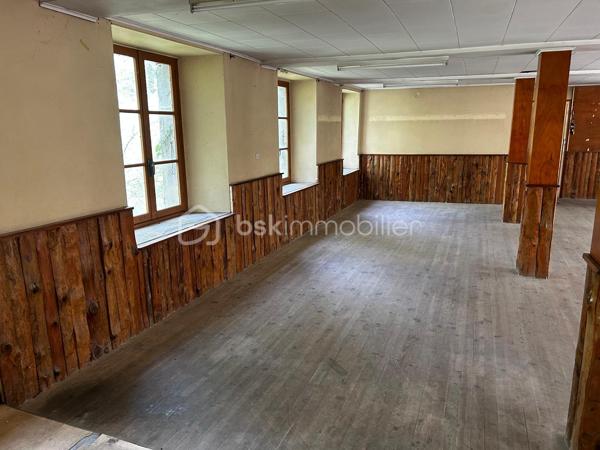 Vous cherchez un appartement à rénover entièrement pour créer un intérieur à votre image ?

À Pont-de-Beauvoisin (38480), découvrez cet appartement de 92 m² offrant une belle liberté d’aménagement et une vue directe sur le Guiers.

Bonne nouvelle pour votre projet : le changement de destination en habitation a été accepté.

Actuellement brut, l’appartement est à rénover et à aménager entièrement. Ses 92 m² permettent d’imaginer une belle pièce de vie, plusieurs chambres et une distribution adaptée à vos besoins.

Traversant et lumineux, il bénéficie d’un cadre agréable avec la rivière directement en contrebas.

Un autre atout rare complète le bien : une cave privative d’environ 55 m² située directement sous l’appartement.

Les atouts :
Appartement de 92 m²
Changement de destination en habitation accepté
À rénover et aménager entièrement
Traversant et lumineux
Vue directe sur le Guiers
Cave privative d’environ 55 m²
Compteurs d’eau et d’électricité
Évacuations présentes
Petite copropriété
Stationnement à proximité

Un appartement avec un vrai potentiel pour un projet de résidence principale, un investissement locatif ou une opération de rénovation.

Une page blanche de 92 m² avec la partie administrative désormais sécurisée : il ne reste plus qu’à imaginer la suite.

Le Pont-de-Beauvoisin – 38480

Pour plus d’informations, découvrir les possibilités d’aménagement ou organiser une visite, contactez-moi.