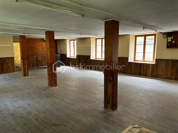 Vous cherchez un appartement à rénover entièrement pour créer un intérieur à votre image ?

À Pont-de-Beauvoisin (38480), découvrez cet appartement de 92 m² offrant une belle liberté d’aménagement et une vue directe sur le Guiers.

Bonne nouvelle pour votre projet : le changement de destination en habitation a été accepté.

Actuellement brut, l’appartement est à rénover et à aménager entièrement. Ses 92 m² permettent d’imaginer une belle pièce de vie, plusieurs chambres et une distribution adaptée à vos besoins.

Traversant et lumineux, il bénéficie d’un cadre agréable avec la rivière directement en contrebas.

Un autre atout rare complète le bien : une cave privative d’environ 55 m² située directement sous l’appartement.

Les atouts :
Appartement de 92 m²
Changement de destination en habitation accepté
À rénover et aménager entièrement
Traversant et lumineux
Vue directe sur le Guiers
Cave privative d’environ 55 m²
Compteurs d’eau et d’électricité
Évacuations présentes
Petite copropriété
Stationnement à proximité

Un appartement avec un vrai potentiel pour un projet de résidence principale, un investissement locatif ou une opération de rénovation.

Une page blanche de 92 m² avec la partie administrative désormais sécurisée : il ne reste plus qu’à imaginer la suite.

Le Pont-de-Beauvoisin – 38480

Pour plus d’informations, découvrir les possibilités d’aménagement ou organiser une visite, contactez-moi.