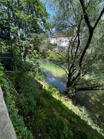 Vous cherchez un appartement à rénover entièrement pour créer un intérieur à votre image ?

À Pont-de-Beauvoisin (38480), découvrez cet appartement de 92 m² offrant une belle liberté d’aménagement et une vue directe sur le Guiers.

Bonne nouvelle pour votre projet : le changement de destination en habitation a été accepté.

Actuellement brut, l’appartement est à rénover et à aménager entièrement. Ses 92 m² permettent d’imaginer une belle pièce de vie, plusieurs chambres et une distribution adaptée à vos besoins.

Traversant et lumineux, il bénéficie d’un cadre agréable avec la rivière directement en contrebas.

Un autre atout rare complète le bien : une cave privative d’environ 55 m² située directement sous l’appartement.

Les atouts :
Appartement de 92 m²
Changement de destination en habitation accepté
À rénover et aménager entièrement
Traversant et lumineux
Vue directe sur le Guiers
Cave privative d’environ 55 m²
Compteurs d’eau et d’électricité
Évacuations présentes
Petite copropriété
Stationnement à proximité

Un appartement avec un vrai potentiel pour un projet de résidence principale, un investissement locatif ou une opération de rénovation.

Une page blanche de 92 m² avec la partie administrative désormais sécurisée : il ne reste plus qu’à imaginer la suite.

Le Pont-de-Beauvoisin – 38480

Pour plus d’informations, découvrir les possibilités d’aménagement ou organiser une visite, contactez-moi.
