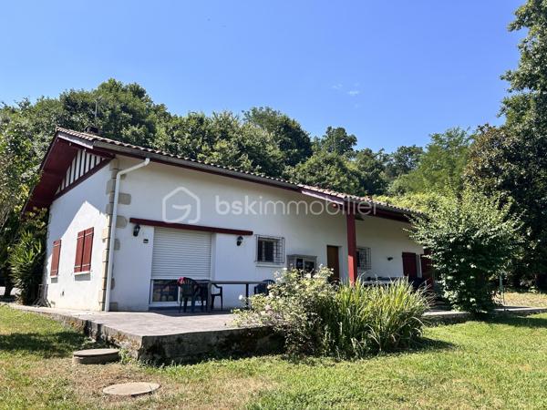 Située dans un environnement calme et verdoyant, dans un quartier recherché de Cambo, découvrez cette belle maison familiale d'environ 138m2 (170m2 au sol), implantée sur un terrain clôturé et arboré de plus de 2200m2, sans vis à vis.
Dès l'entrée, vous serez séduit par la pièce de vie spacieuse et lumineuse de plus de 40m2, réunissant salon, salle à manger et cuisine aménagée et équipée. Son magnifique plafond cathédrale apporte volume et caractère à cet espace convivial, agrémenté d'un poêle à bois pour profiter d'une ambiance chaleureuse en toute saison.
Cette splendide pièce de vie bénéficie d'un accès direct à deux terrasses : une première située à l'avant de la maison pour profiter du soleil du matin, et une seconde grande terrasse partiellement couverte, parfaite pour les repas en extérieur, et qui accueille également un jacuzzi, véritable invitation à la relaxation face à la nature. 
Le rez-de-chaussée propose aussi trois belles chambres d'environ 11m2 chacune, une grande salle de bain, un WC séparé, ainsi que deux espaces supplémentaires pouvant être aménagés en dressing ou petit bureau.
A l'étage, vous découvrirez deux chambres supplémentaires, une salle d'eau, un WC séparé, ainsi qu'un bel espace en mezzanine pouvant accueillir un bureau ou une salle de jeux.
Une maison idéale pour une famille à la recherche de calme, d'espace et de nature, tout en étant proche de toutes les commodités.

A visiter sans tarder !