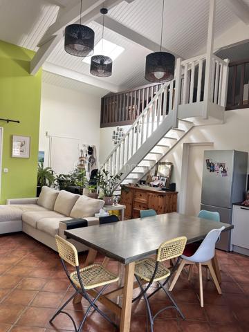 Située dans un environnement calme et verdoyant, dans un quartier recherché de Cambo, découvrez cette belle maison familiale d'environ 138m2 (170m2 au sol), implantée sur un terrain clôturé et arboré de plus de 2200m2, sans vis à vis.
Dès l'entrée, vous serez séduit par la pièce de vie spacieuse et lumineuse de plus de 40m2, réunissant salon, salle à manger et cuisine aménagée et équipée. Son magnifique plafond cathédrale apporte volume et caractère à cet espace convivial, agrémenté d'un poêle à bois pour profiter d'une ambiance chaleureuse en toute saison.
Cette splendide pièce de vie bénéficie d'un accès direct à deux terrasses : une première située à l'avant de la maison pour profiter du soleil du matin, et une seconde grande terrasse partiellement couverte, parfaite pour les repas en extérieur, et qui accueille également un jacuzzi, véritable invitation à la relaxation face à la nature. 
Le rez-de-chaussée propose aussi trois belles chambres d'environ 11m2 chacune, une grande salle de bain, un WC séparé, ainsi que deux espaces supplémentaires pouvant être aménagés en dressing ou petit bureau.
A l'étage, vous découvrirez deux chambres supplémentaires, une salle d'eau, un WC séparé, ainsi qu'un bel espace en mezzanine pouvant accueillir un bureau ou une salle de jeux.
Une maison idéale pour une famille à la recherche de calme, d'espace et de nature, tout en étant proche de toutes les commodités.

A visiter sans tarder !