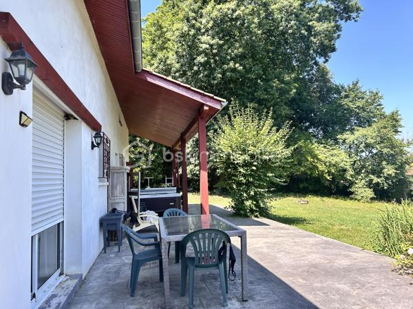 Située dans un environnement calme et verdoyant, dans un quartier recherché de Cambo, découvrez cette belle maison familiale d'environ 138m2 (170m2 au sol), implantée sur un terrain clôturé et arboré de plus de 2200m2, sans vis à vis.
Dès l'entrée, vous serez séduit par la pièce de vie spacieuse et lumineuse de plus de 40m2, réunissant salon, salle à manger et cuisine aménagée et équipée. Son magnifique plafond cathédrale apporte volume et caractère à cet espace convivial, agrémenté d'un poêle à bois pour profiter d'une ambiance chaleureuse en toute saison.
Cette splendide pièce de vie bénéficie d'un accès direct à deux terrasses : une première située à l'avant de la maison pour profiter du soleil du matin, et une seconde grande terrasse partiellement couverte, parfaite pour les repas en extérieur, et qui accueille également un jacuzzi, véritable invitation à la relaxation face à la nature. 
Le rez-de-chaussée propose aussi trois belles chambres d'environ 11m2 chacune, une grande salle de bain, un WC séparé, ainsi que deux espaces supplémentaires pouvant être aménagés en dressing ou petit bureau.
A l'étage, vous découvrirez deux chambres supplémentaires, une salle d'eau, un WC séparé, ainsi qu'un bel espace en mezzanine pouvant accueillir un bureau ou une salle de jeux.
Une maison idéale pour une famille à la recherche de calme, d'espace et de nature, tout en étant proche de toutes les commodités.

A visiter sans tarder !