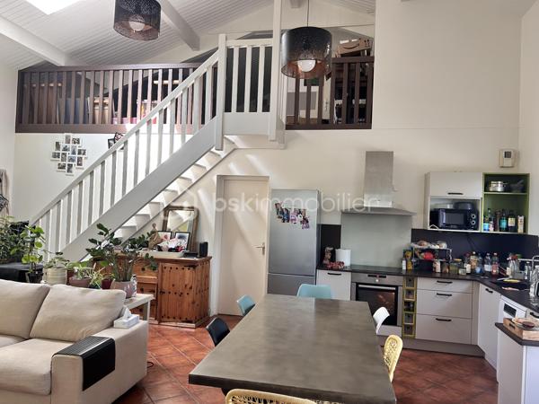 Située dans un environnement calme et verdoyant, dans un quartier recherché de Cambo, découvrez cette belle maison familiale d'environ 138m2 (170m2 au sol), implantée sur un terrain clôturé et arboré de plus de 2200m2, sans vis à vis.
Dès l'entrée, vous serez séduit par la pièce de vie spacieuse et lumineuse de plus de 40m2, réunissant salon, salle à manger et cuisine aménagée et équipée. Son magnifique plafond cathédrale apporte volume et caractère à cet espace convivial, agrémenté d'un poêle à bois pour profiter d'une ambiance chaleureuse en toute saison.
Cette splendide pièce de vie bénéficie d'un accès direct à deux terrasses : une première située à l'avant de la maison pour profiter du soleil du matin, et une seconde grande terrasse partiellement couverte, parfaite pour les repas en extérieur, et qui accueille également un jacuzzi, véritable invitation à la relaxation face à la nature. 
Le rez-de-chaussée propose aussi trois belles chambres d'environ 11m2 chacune, une grande salle de bain, un WC séparé, ainsi que deux espaces supplémentaires pouvant être aménagés en dressing ou petit bureau.
A l'étage, vous découvrirez deux chambres supplémentaires, une salle d'eau, un WC séparé, ainsi qu'un bel espace en mezzanine pouvant accueillir un bureau ou une salle de jeux.
Une maison idéale pour une famille à la recherche de calme, d'espace et de nature, tout en étant proche de toutes les commodités.

A visiter sans tarder !