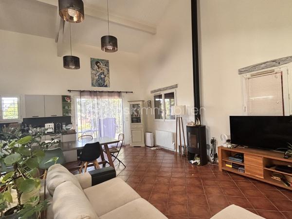 Située dans un environnement calme et verdoyant, dans un quartier recherché de Cambo, découvrez cette belle maison familiale d'environ 138m2 (170m2 au sol), implantée sur un terrain clôturé et arboré de plus de 2200m2, sans vis à vis.
Dès l'entrée, vous serez séduit par la pièce de vie spacieuse et lumineuse de plus de 40m2, réunissant salon, salle à manger et cuisine aménagée et équipée. Son magnifique plafond cathédrale apporte volume et caractère à cet espace convivial, agrémenté d'un poêle à bois pour profiter d'une ambiance chaleureuse en toute saison.
Cette splendide pièce de vie bénéficie d'un accès direct à deux terrasses : une première située à l'avant de la maison pour profiter du soleil du matin, et une seconde grande terrasse partiellement couverte, parfaite pour les repas en extérieur, et qui accueille également un jacuzzi, véritable invitation à la relaxation face à la nature. 
Le rez-de-chaussée propose aussi trois belles chambres d'environ 11m2 chacune, une grande salle de bain, un WC séparé, ainsi que deux espaces supplémentaires pouvant être aménagés en dressing ou petit bureau.
A l'étage, vous découvrirez deux chambres supplémentaires, une salle d'eau, un WC séparé, ainsi qu'un bel espace en mezzanine pouvant accueillir un bureau ou une salle de jeux.
Une maison idéale pour une famille à la recherche de calme, d'espace et de nature, tout en étant proche de toutes les commodités.

A visiter sans tarder !