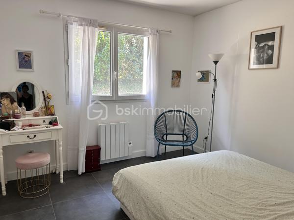 Située dans un environnement calme et verdoyant, dans un quartier recherché de Cambo, découvrez cette belle maison familiale d'environ 138m2 (170m2 au sol), implantée sur un terrain clôturé et arboré de plus de 2200m2, sans vis à vis.
Dès l'entrée, vous serez séduit par la pièce de vie spacieuse et lumineuse de plus de 40m2, réunissant salon, salle à manger et cuisine aménagée et équipée. Son magnifique plafond cathédrale apporte volume et caractère à cet espace convivial, agrémenté d'un poêle à bois pour profiter d'une ambiance chaleureuse en toute saison.
Cette splendide pièce de vie bénéficie d'un accès direct à deux terrasses : une première située à l'avant de la maison pour profiter du soleil du matin, et une seconde grande terrasse partiellement couverte, parfaite pour les repas en extérieur, et qui accueille également un jacuzzi, véritable invitation à la relaxation face à la nature. 
Le rez-de-chaussée propose aussi trois belles chambres d'environ 11m2 chacune, une grande salle de bain, un WC séparé, ainsi que deux espaces supplémentaires pouvant être aménagés en dressing ou petit bureau.
A l'étage, vous découvrirez deux chambres supplémentaires, une salle d'eau, un WC séparé, ainsi qu'un bel espace en mezzanine pouvant accueillir un bureau ou une salle de jeux.
Une maison idéale pour une famille à la recherche de calme, d'espace et de nature, tout en étant proche de toutes les commodités.

A visiter sans tarder !
