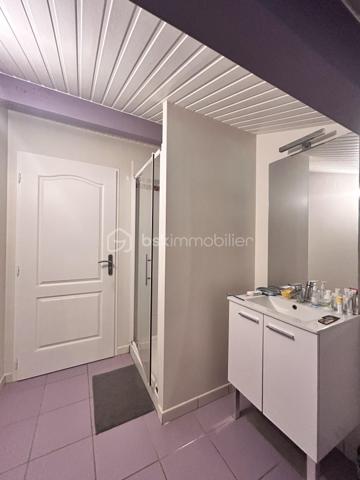 Située dans un environnement calme et verdoyant, dans un quartier recherché de Cambo, découvrez cette belle maison familiale d'environ 138m2 (170m2 au sol), implantée sur un terrain clôturé et arboré de plus de 2200m2, sans vis à vis.
Dès l'entrée, vous serez séduit par la pièce de vie spacieuse et lumineuse de plus de 40m2, réunissant salon, salle à manger et cuisine aménagée et équipée. Son magnifique plafond cathédrale apporte volume et caractère à cet espace convivial, agrémenté d'un poêle à bois pour profiter d'une ambiance chaleureuse en toute saison.
Cette splendide pièce de vie bénéficie d'un accès direct à deux terrasses : une première située à l'avant de la maison pour profiter du soleil du matin, et une seconde grande terrasse partiellement couverte, parfaite pour les repas en extérieur, et qui accueille également un jacuzzi, véritable invitation à la relaxation face à la nature. 
Le rez-de-chaussée propose aussi trois belles chambres d'environ 11m2 chacune, une grande salle de bain, un WC séparé, ainsi que deux espaces supplémentaires pouvant être aménagés en dressing ou petit bureau.
A l'étage, vous découvrirez deux chambres supplémentaires, une salle d'eau, un WC séparé, ainsi qu'un bel espace en mezzanine pouvant accueillir un bureau ou une salle de jeux.
Une maison idéale pour une famille à la recherche de calme, d'espace et de nature, tout en étant proche de toutes les commodités.

A visiter sans tarder !