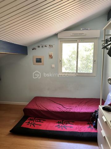 Située dans un environnement calme et verdoyant, dans un quartier recherché de Cambo, découvrez cette belle maison familiale d'environ 138m2 (170m2 au sol), implantée sur un terrain clôturé et arboré de plus de 2200m2, sans vis à vis.
Dès l'entrée, vous serez séduit par la pièce de vie spacieuse et lumineuse de plus de 40m2, réunissant salon, salle à manger et cuisine aménagée et équipée. Son magnifique plafond cathédrale apporte volume et caractère à cet espace convivial, agrémenté d'un poêle à bois pour profiter d'une ambiance chaleureuse en toute saison.
Cette splendide pièce de vie bénéficie d'un accès direct à deux terrasses : une première située à l'avant de la maison pour profiter du soleil du matin, et une seconde grande terrasse partiellement couverte, parfaite pour les repas en extérieur, et qui accueille également un jacuzzi, véritable invitation à la relaxation face à la nature. 
Le rez-de-chaussée propose aussi trois belles chambres d'environ 11m2 chacune, une grande salle de bain, un WC séparé, ainsi que deux espaces supplémentaires pouvant être aménagés en dressing ou petit bureau.
A l'étage, vous découvrirez deux chambres supplémentaires, une salle d'eau, un WC séparé, ainsi qu'un bel espace en mezzanine pouvant accueillir un bureau ou une salle de jeux.
Une maison idéale pour une famille à la recherche de calme, d'espace et de nature, tout en étant proche de toutes les commodités.

A visiter sans tarder !