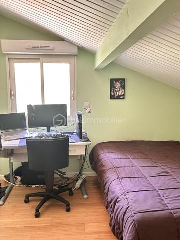 Située dans un environnement calme et verdoyant, dans un quartier recherché de Cambo, découvrez cette belle maison familiale d'environ 138m2 (170m2 au sol), implantée sur un terrain clôturé et arboré de plus de 2200m2, sans vis à vis.
Dès l'entrée, vous serez séduit par la pièce de vie spacieuse et lumineuse de plus de 40m2, réunissant salon, salle à manger et cuisine aménagée et équipée. Son magnifique plafond cathédrale apporte volume et caractère à cet espace convivial, agrémenté d'un poêle à bois pour profiter d'une ambiance chaleureuse en toute saison.
Cette splendide pièce de vie bénéficie d'un accès direct à deux terrasses : une première située à l'avant de la maison pour profiter du soleil du matin, et une seconde grande terrasse partiellement couverte, parfaite pour les repas en extérieur, et qui accueille également un jacuzzi, véritable invitation à la relaxation face à la nature. 
Le rez-de-chaussée propose aussi trois belles chambres d'environ 11m2 chacune, une grande salle de bain, un WC séparé, ainsi que deux espaces supplémentaires pouvant être aménagés en dressing ou petit bureau.
A l'étage, vous découvrirez deux chambres supplémentaires, une salle d'eau, un WC séparé, ainsi qu'un bel espace en mezzanine pouvant accueillir un bureau ou une salle de jeux.
Une maison idéale pour une famille à la recherche de calme, d'espace et de nature, tout en étant proche de toutes les commodités.

A visiter sans tarder !