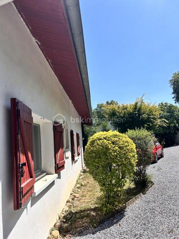 Située dans un environnement calme et verdoyant, dans un quartier recherché de Cambo, découvrez cette belle maison familiale d'environ 138m2 (170m2 au sol), implantée sur un terrain clôturé et arboré de plus de 2200m2, sans vis à vis.
Dès l'entrée, vous serez séduit par la pièce de vie spacieuse et lumineuse de plus de 40m2, réunissant salon, salle à manger et cuisine aménagée et équipée. Son magnifique plafond cathédrale apporte volume et caractère à cet espace convivial, agrémenté d'un poêle à bois pour profiter d'une ambiance chaleureuse en toute saison.
Cette splendide pièce de vie bénéficie d'un accès direct à deux terrasses : une première située à l'avant de la maison pour profiter du soleil du matin, et une seconde grande terrasse partiellement couverte, parfaite pour les repas en extérieur, et qui accueille également un jacuzzi, véritable invitation à la relaxation face à la nature. 
Le rez-de-chaussée propose aussi trois belles chambres d'environ 11m2 chacune, une grande salle de bain, un WC séparé, ainsi que deux espaces supplémentaires pouvant être aménagés en dressing ou petit bureau.
A l'étage, vous découvrirez deux chambres supplémentaires, une salle d'eau, un WC séparé, ainsi qu'un bel espace en mezzanine pouvant accueillir un bureau ou une salle de jeux.
Une maison idéale pour une famille à la recherche de calme, d'espace et de nature, tout en étant proche de toutes les commodités.

A visiter sans tarder !