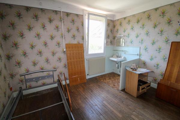 Ancien hôtel-bar avec 11 chambres + garage