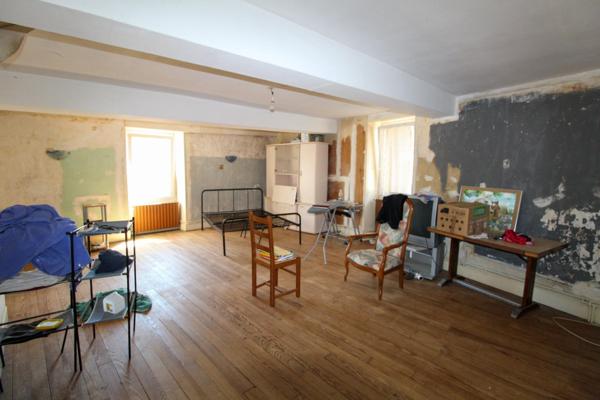 Ancien hôtel-bar avec 11 chambres + garage