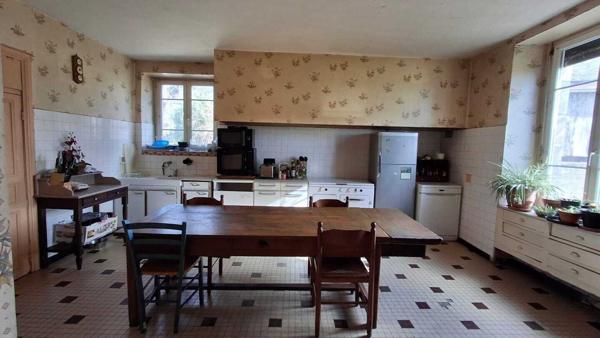 Maison de 180m2 avec grange et terrain de 6000m2 124 000 €