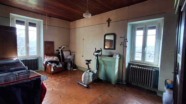 Maison de 180m2 avec grange et terrain de 6000m2 124 000 €