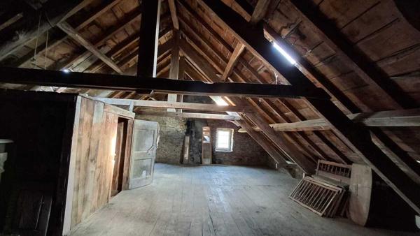 Maison de 180m2 avec grange et terrain de 6000m2 124 000 €