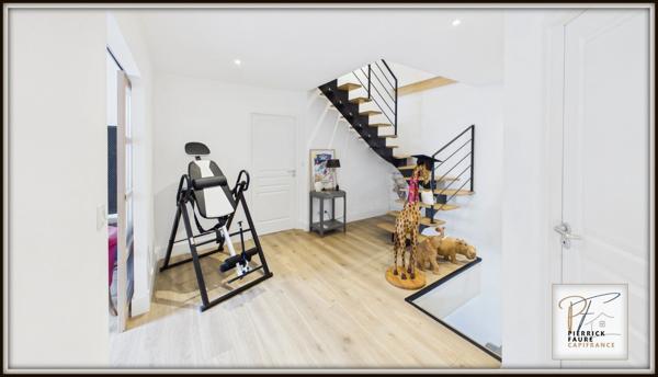 Briançon – Élégante maison familiale de 193,71 m² au sol d'espaces d’habitation avec jardin et grand garage