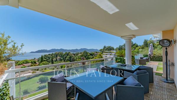 Superbe penthouse dans petite copropriété avec vue mer