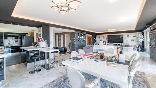 Superbe penthouse dans petite copropriété avec vue mer
