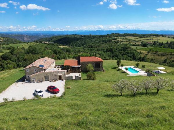 Propriété d'Exception Rénovée – 7.5 hectares - Étang privée - vue panoramique - Piscine - Source