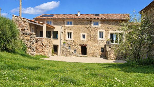 Propriété d'Exception Rénovée – 7.5 hectares - Étang privée - vue panoramique - Piscine - Source
