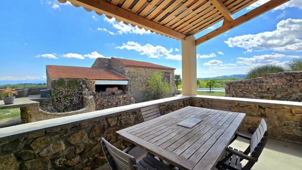 Propriété d'Exception Rénovée – 7.5 hectares - Étang privée - vue panoramique - Piscine - Source