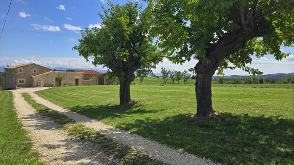 Propriété d'Exception Rénovée – 7.5 hectares - Étang privée - vue panoramique - Piscine - Source