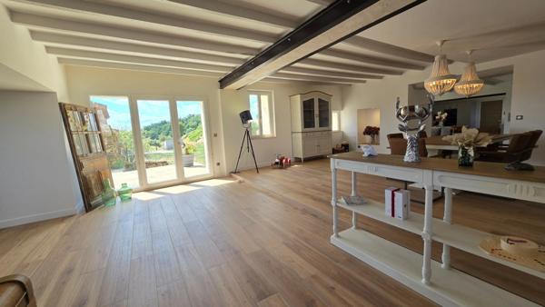 Propriété d'Exception Rénovée – 7.5 hectares - Étang privée - vue panoramique - Piscine - Source